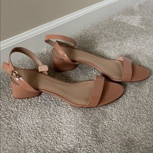 NEW Tory Burch Laurel Tan Block Heel Sandals. Size 9.5. Never worn. No box.